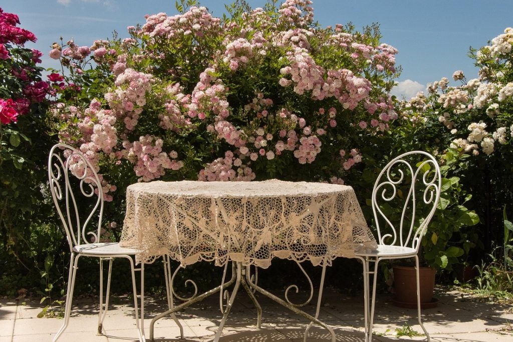 terrazzo fiorito in estate